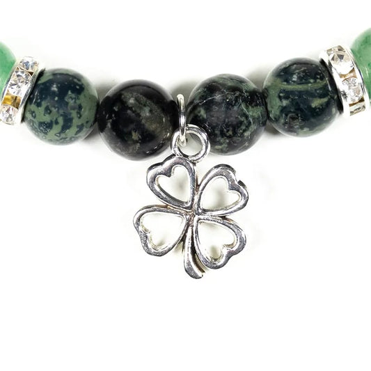 Détail du charm Trèfle du Bracelet Jaspe Kambada et Aventurine verte 