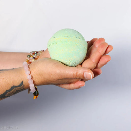 Boule de bain Citron et Eucalyptus au Karité de 180g tenue dans les mains