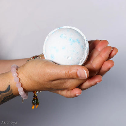 Bombe et boule de bain au karité Océan dans les mains