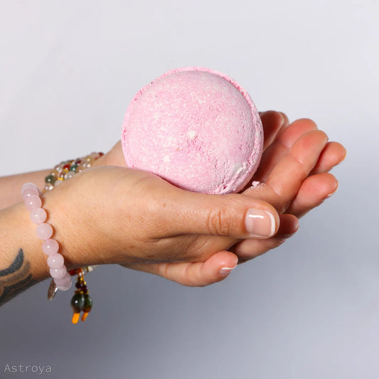 Boule de bain effervescente au Karité senteur cerise de 180g dans les mains