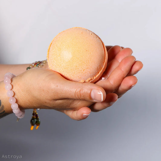 boule de bain citrus au karité 180g tenue dans la main