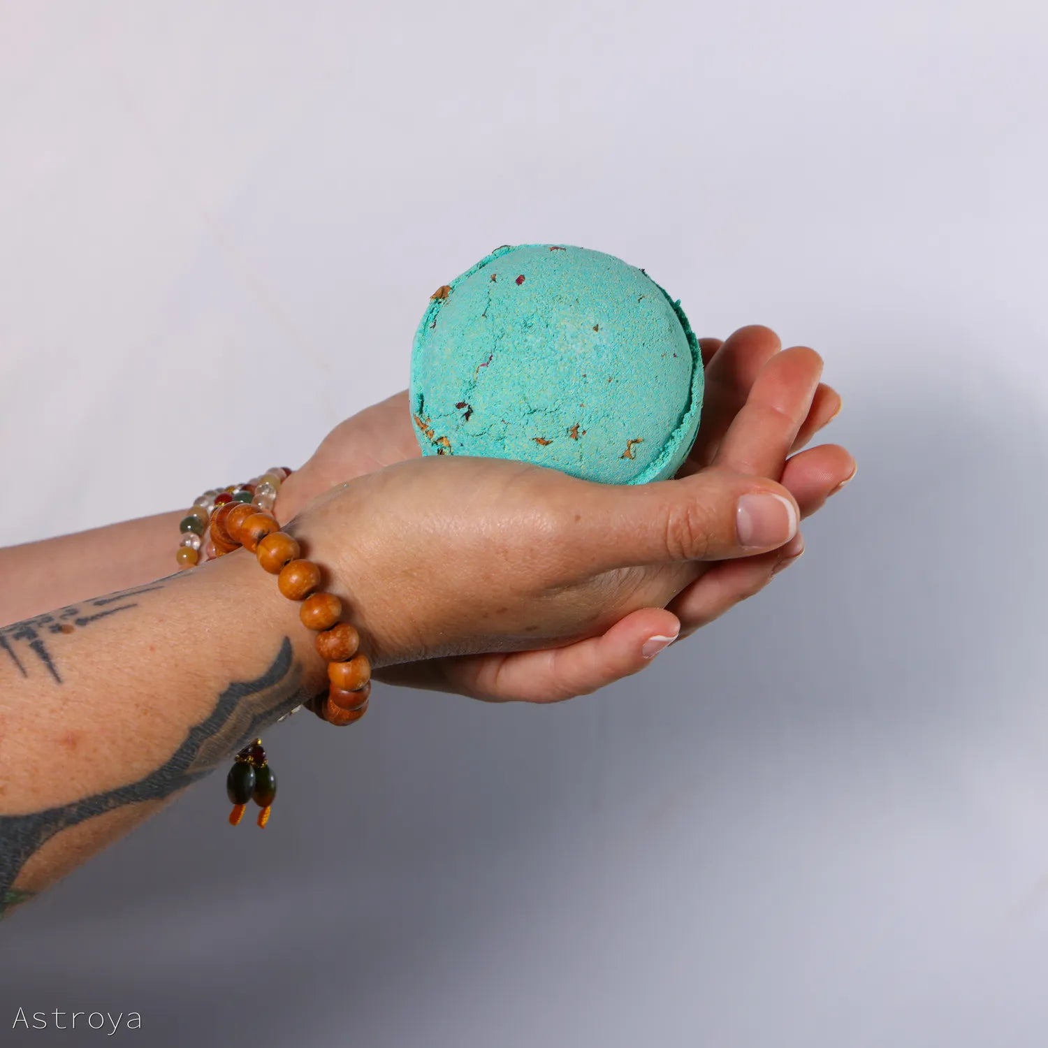 Boule de bain effervescente au karité &quot;romance&quot;, senteurs florales tenue dans la main