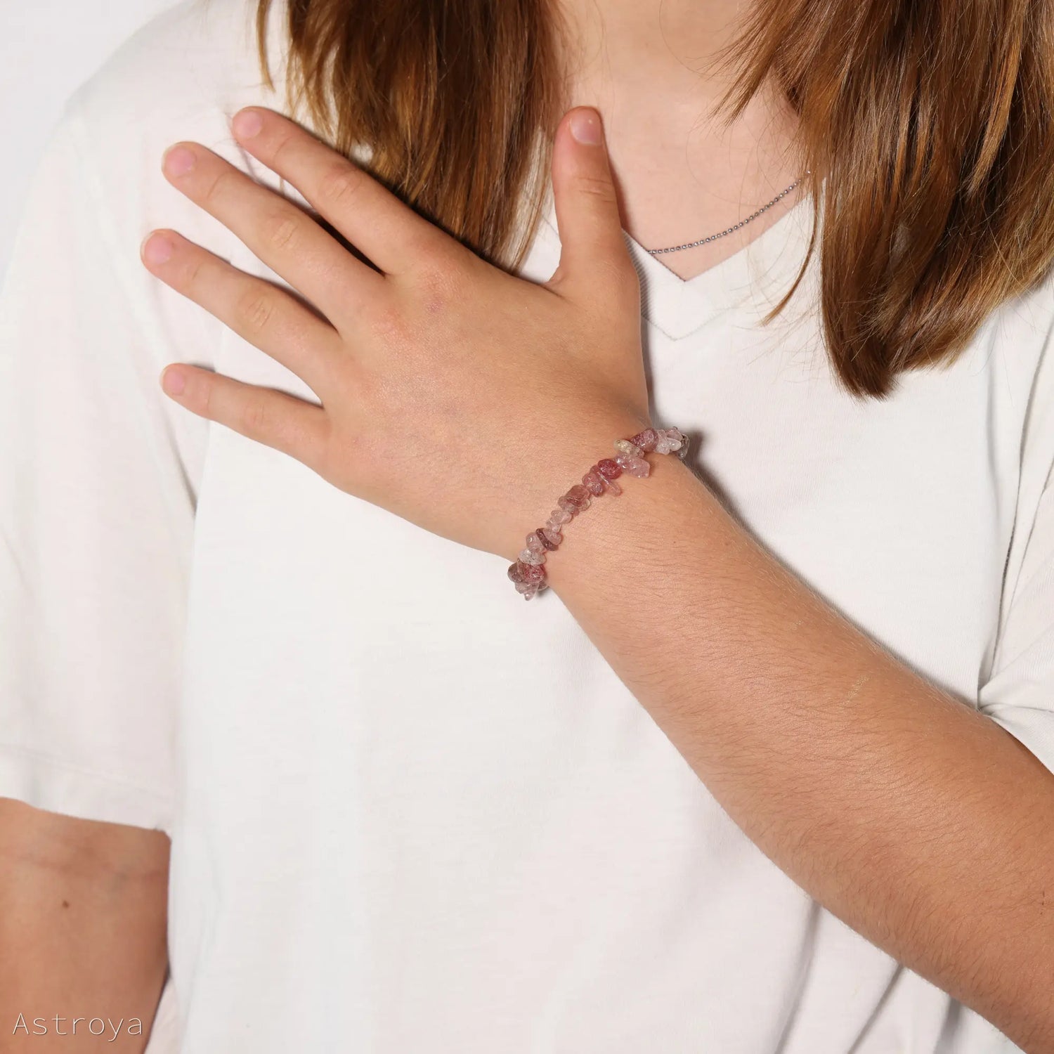 Bracelet chips de Quartz fraise porté au poignet