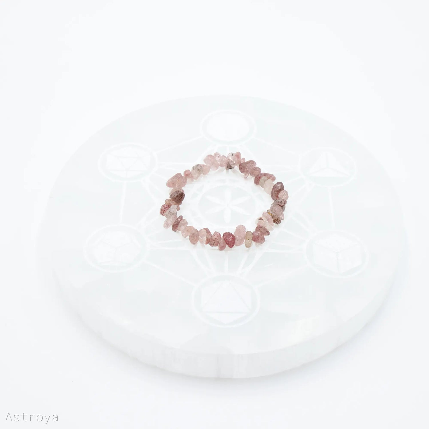 Bracelet chips de Quartz Fraise sur une pierre de chargement en sélénite disponible également sur astroya.fr