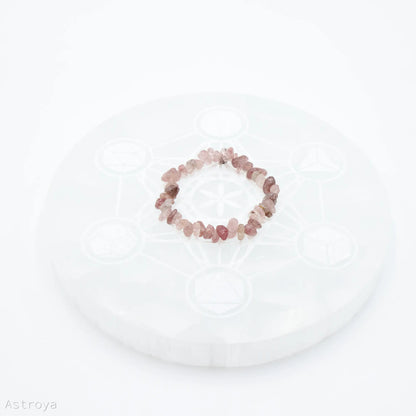 Bracelet chips de Quartz Fraise sur une pierre de chargement en sélénite disponible également sur astroya.fr