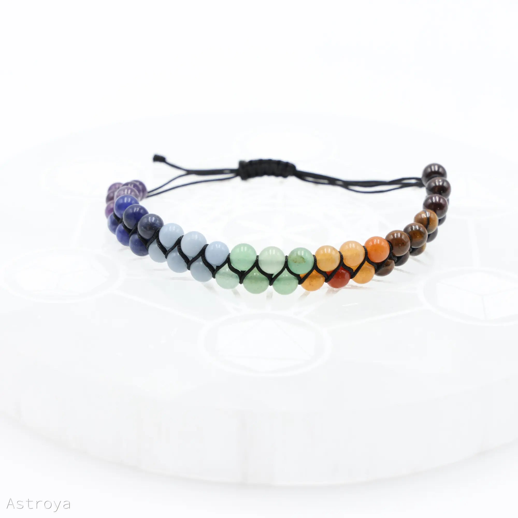 Bracelet 7 chakras double rang - sur une pierre de chargement en sélénite - vue de quart détaillée