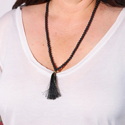 Mala Onyx Noir Mat | 108 perles porté en collier